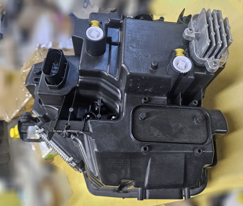 Skoda Karoq lift przednia prawa lampa full led 57B941036