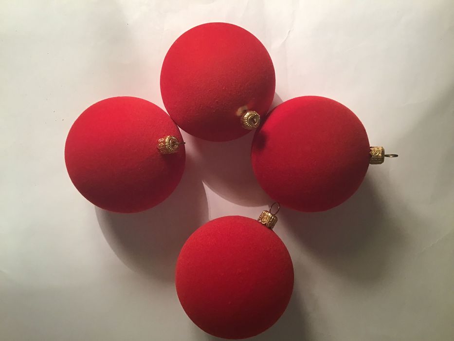 Zestaw 4 bombki czerwone ,matowe + ozdoba stojąca + łańcuch z koralik.