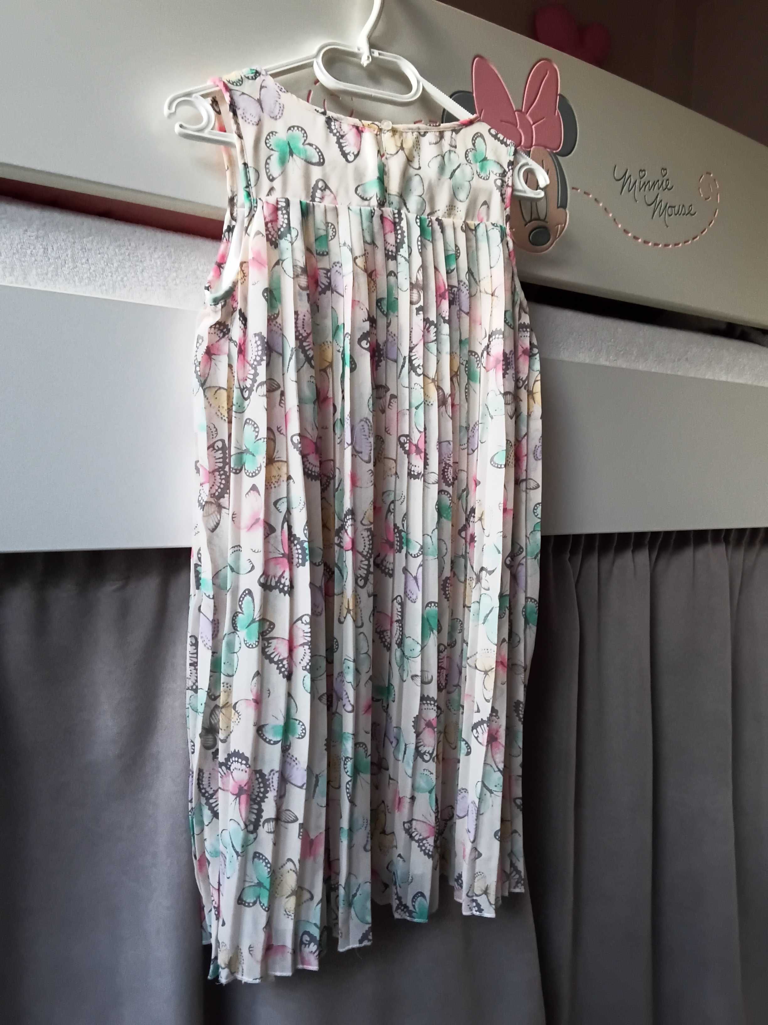H&M plisowana sukienka w kwiaty na 128cm. Piękna.
