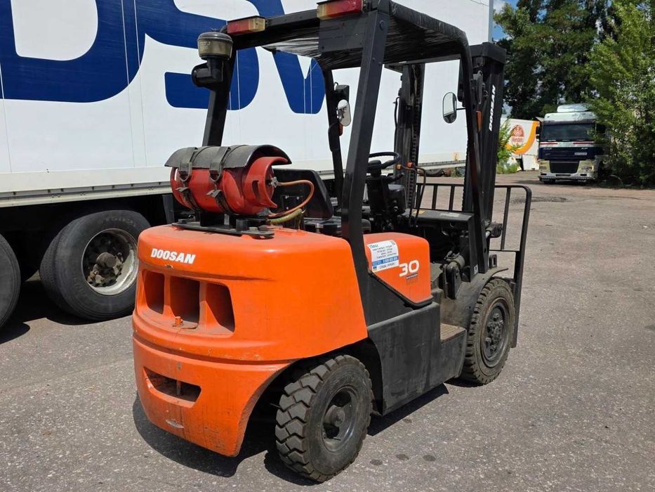 Навантажувач вилковий Doosan D30G газ, в/п 3т, мачта 3,3 м