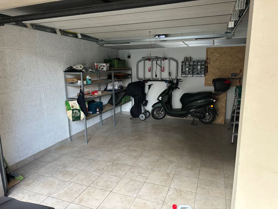 Sprzedam garaz z miejscem post.przy ul.felinskiego