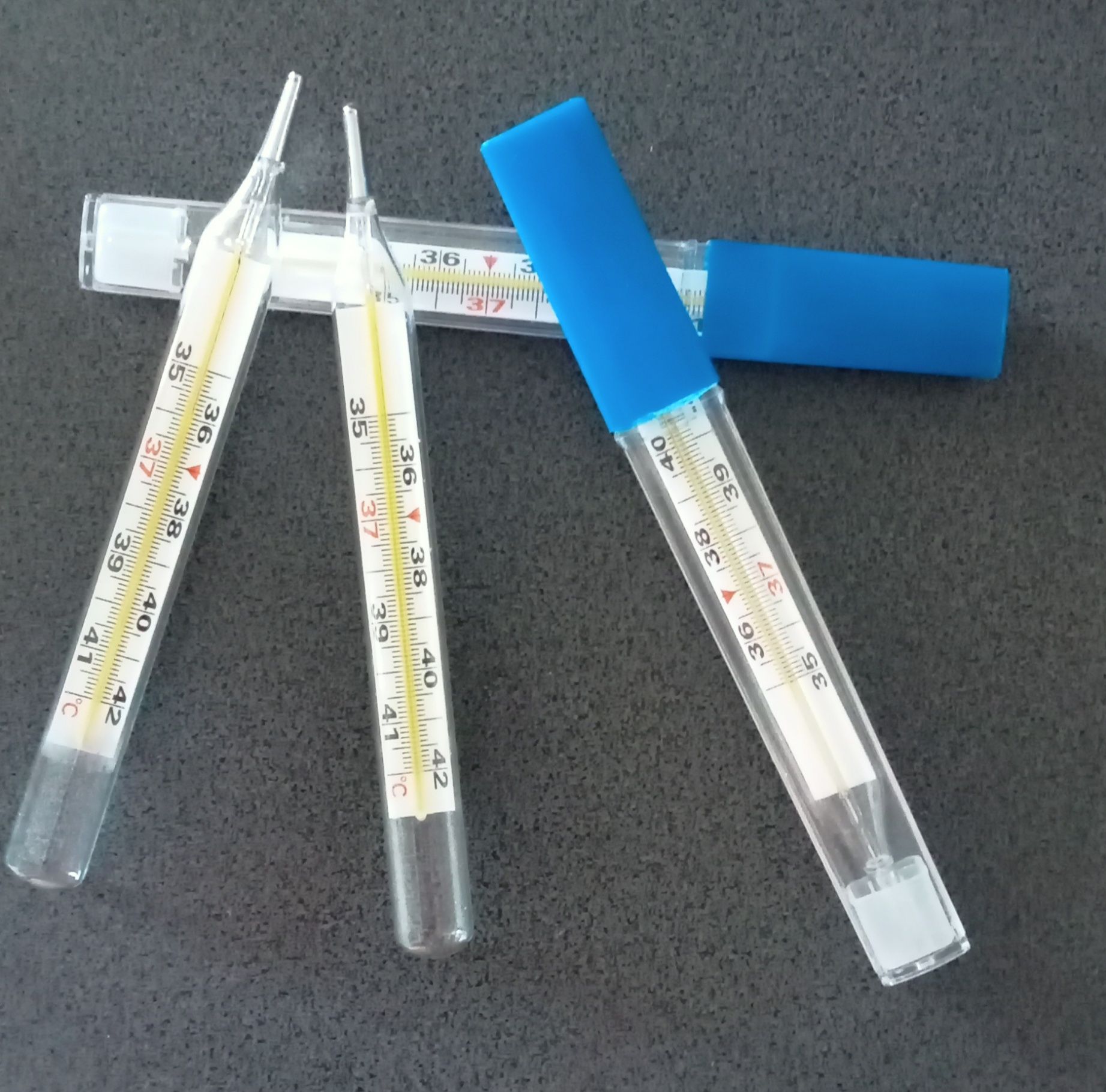4 termometry szklane medyczne.