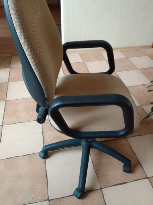 Стул компьютерный, практическиновый, н пользовались.