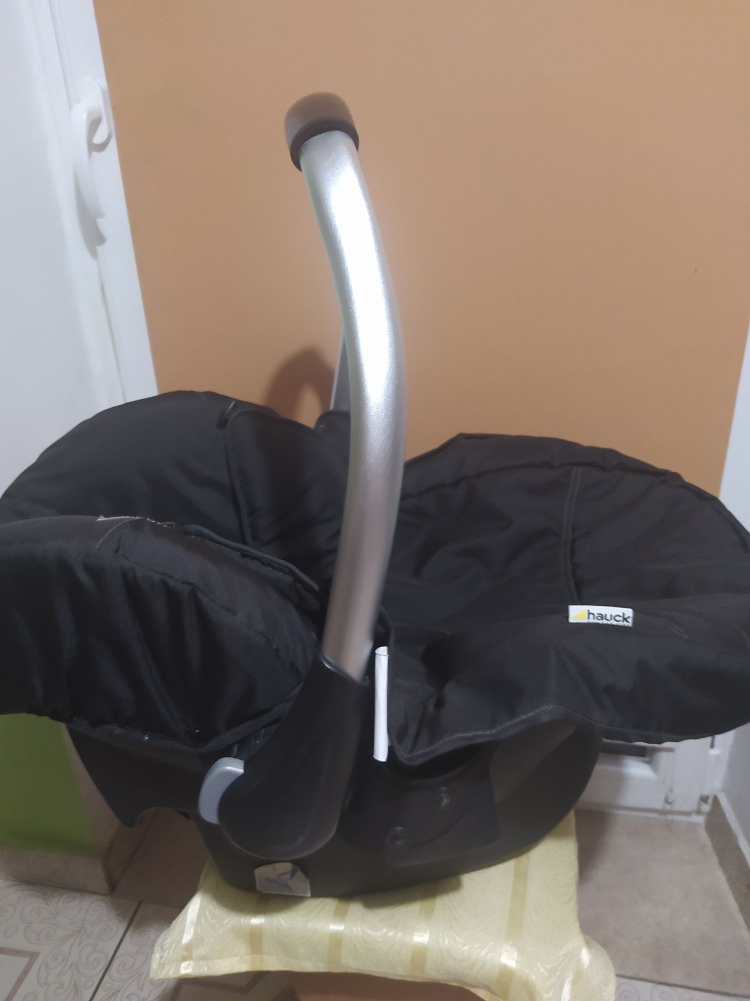 Fotelik samochodowy Hauck Comfort od 0-13 kg, dla dzieci i niemowląt.