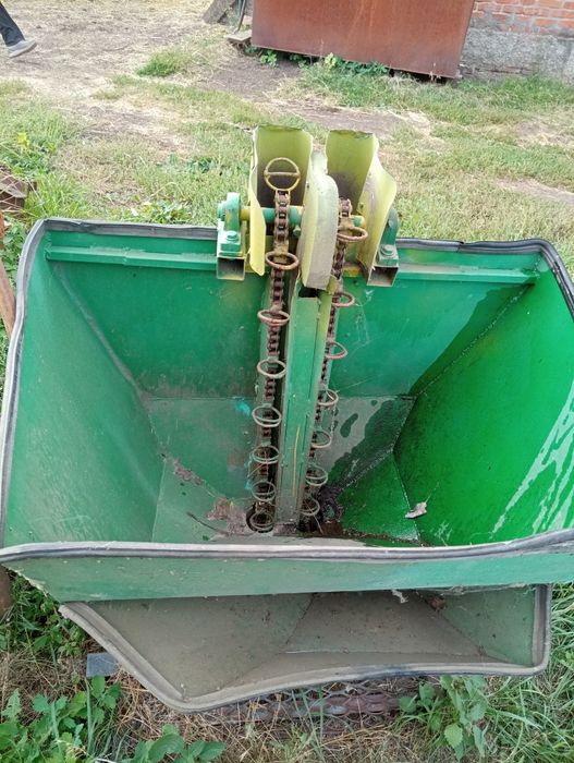 трактор Shibaura P17f в робочому стані з додатковим обладнанн