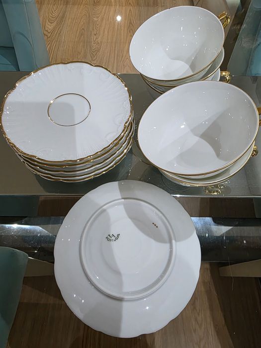 Vendo 6 conjuntos de porcelana fina branca com dourado Vista Alegre