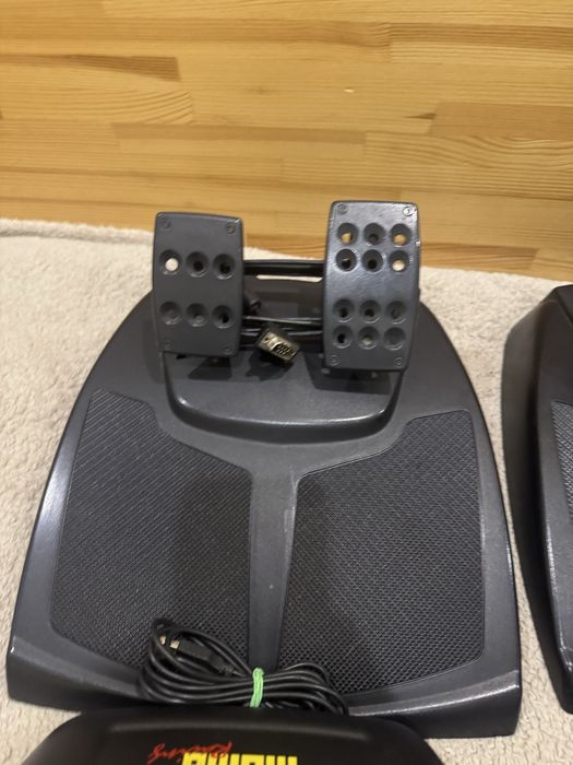 У наявності! 3 комплекти Logitech Momo Racing