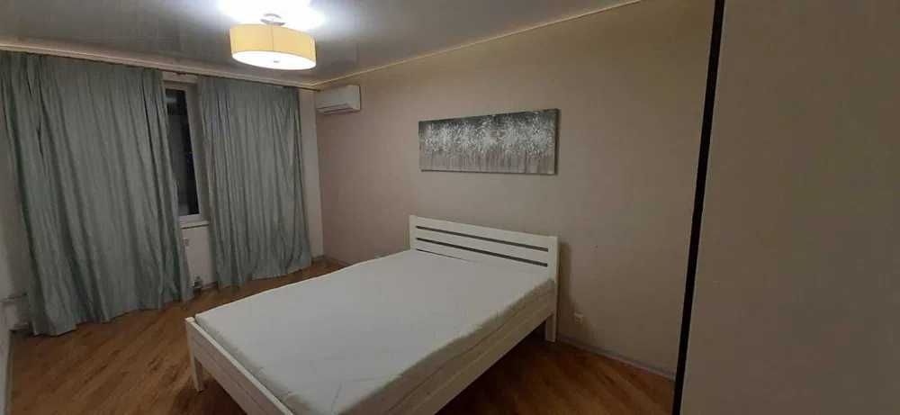 89592Продам 2 комнатную квартиру около метро Студенческая!