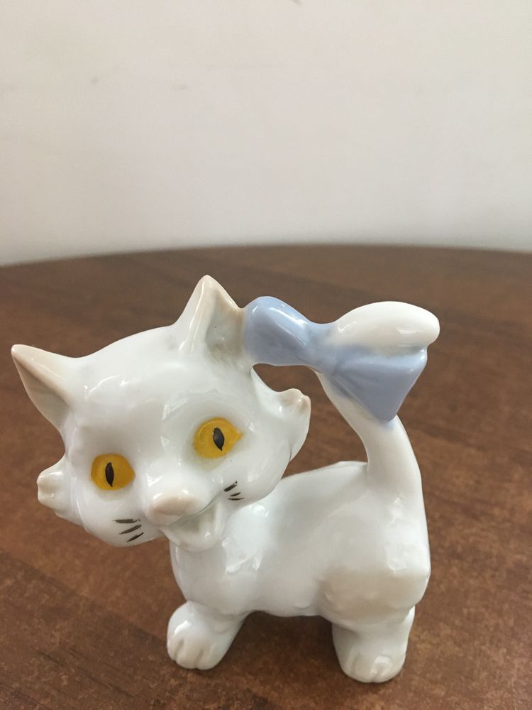 Figurka kot porcelana