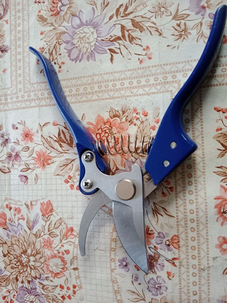 Продам кованный садовый секатор