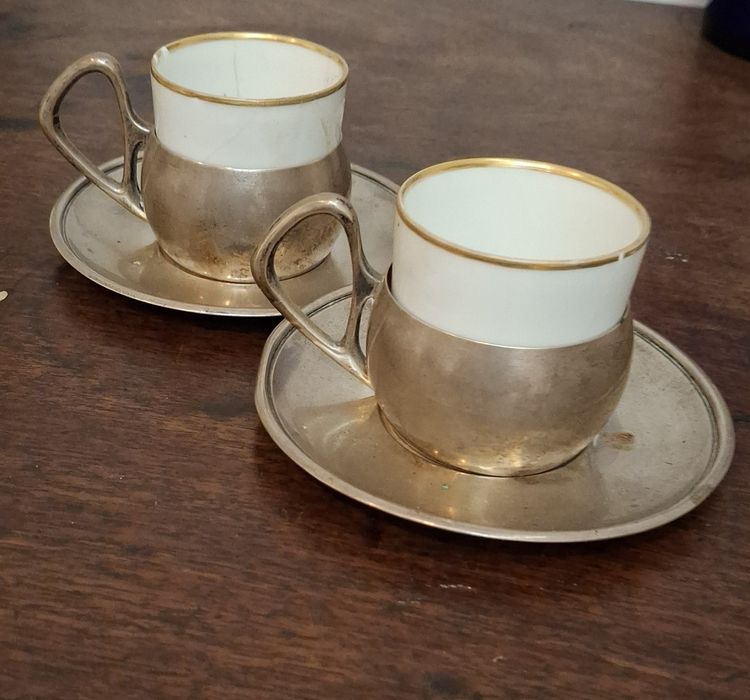 Conjunto de dois pires e duas chávenas suporte para café em prata arte