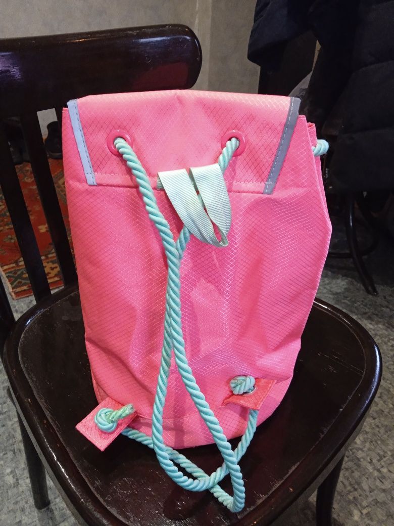 Рюкзак для дівчинки.
