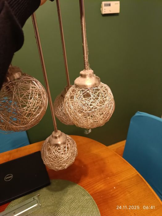 Żyrandol srebrny cztery kule o różnych dlugosciach