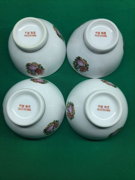 Chávenas de chá e tijelas