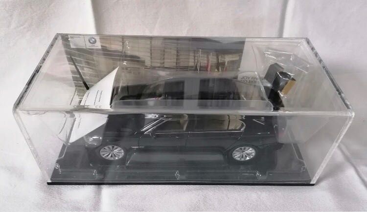 Kyosho 1:18 BMW 750Li Diplomatic F02