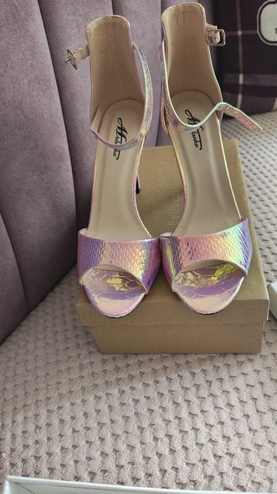 Sandałki na wysokiej szpilce