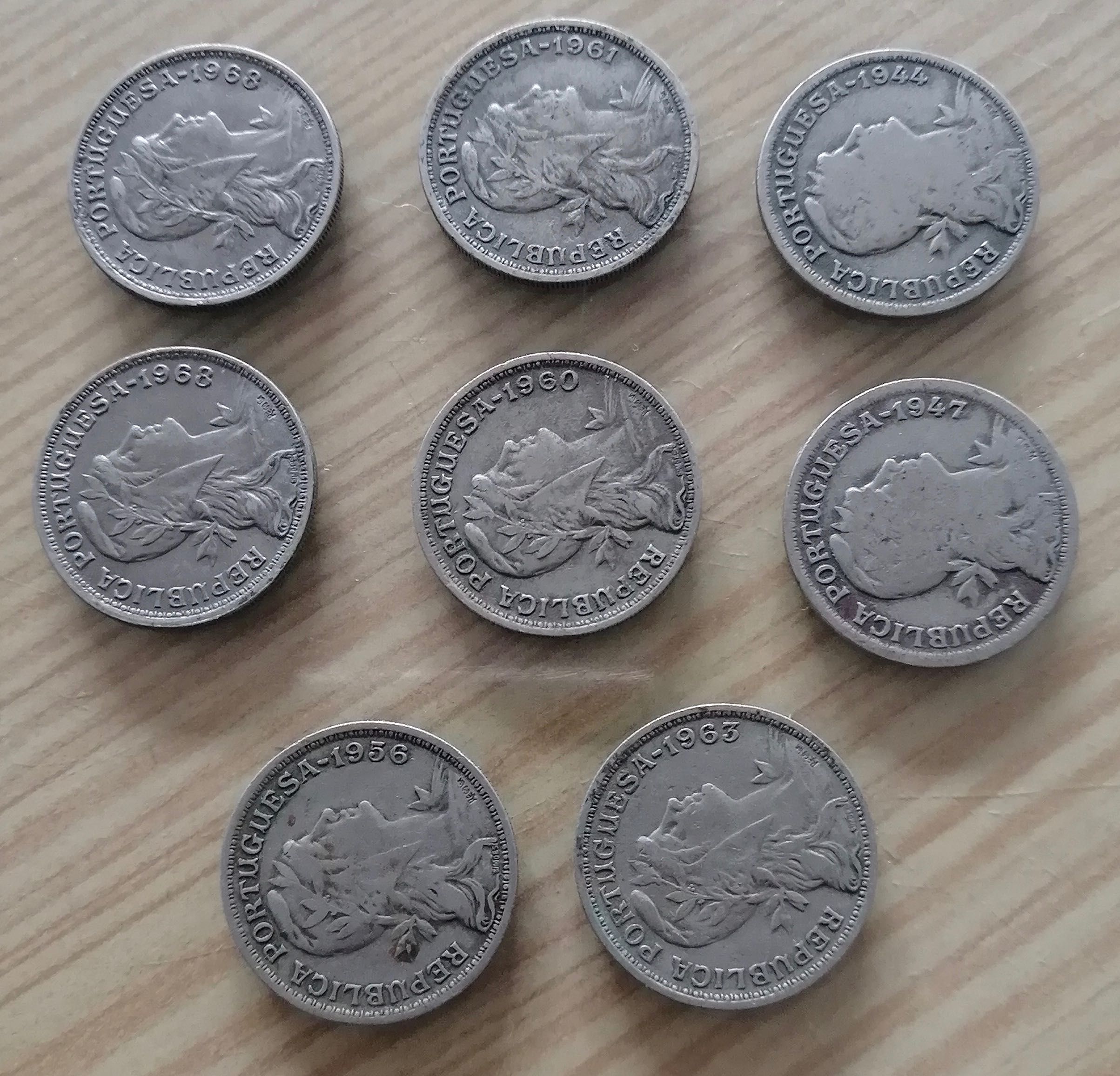 Lote de moedas de 50 centavos em alpaca