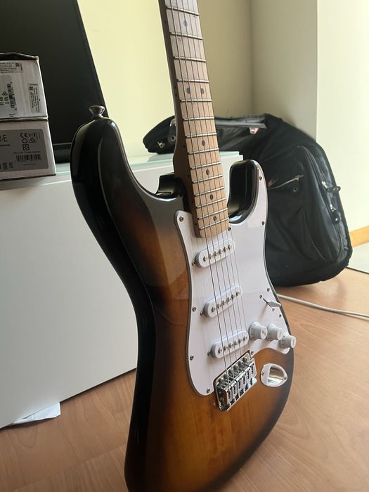 Fender Squier Sonic Stretocaster e  amplificador 10 watts com garantia