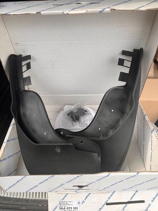 Оригінальні Бризговики VW Passat B7 B6 3C0075111 перед