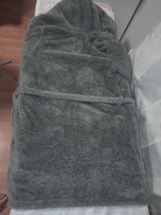 Damski szlafrok z kapturem miękkiego mikropluszu.r.XL.