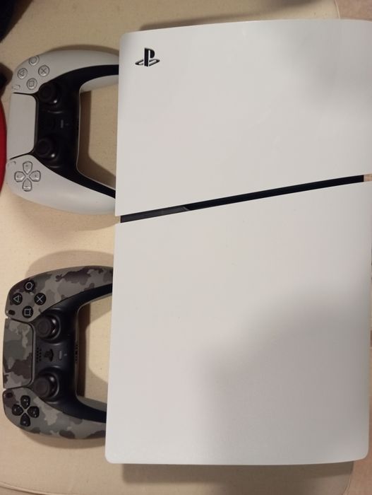 Ps5 digital 1 TB pouco uso como nova 2 comandos