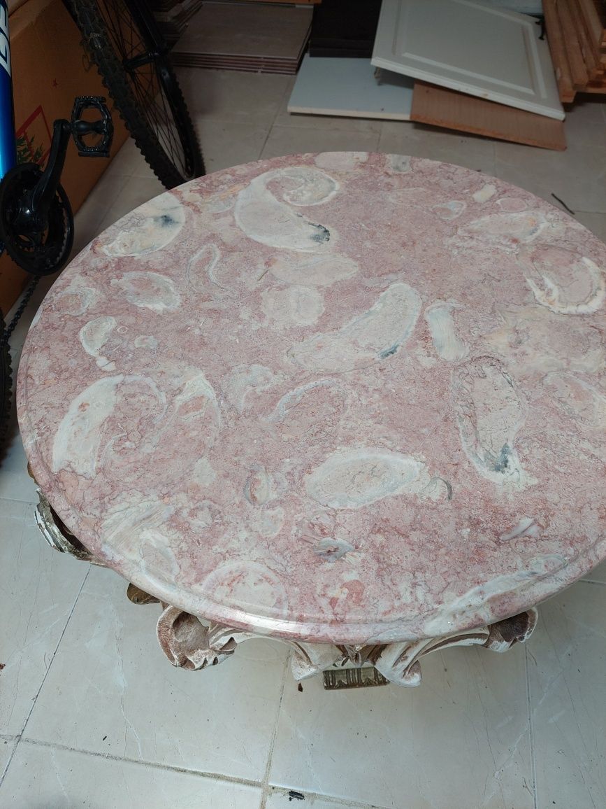 Mesa de apoio antiga com motivo de peixes