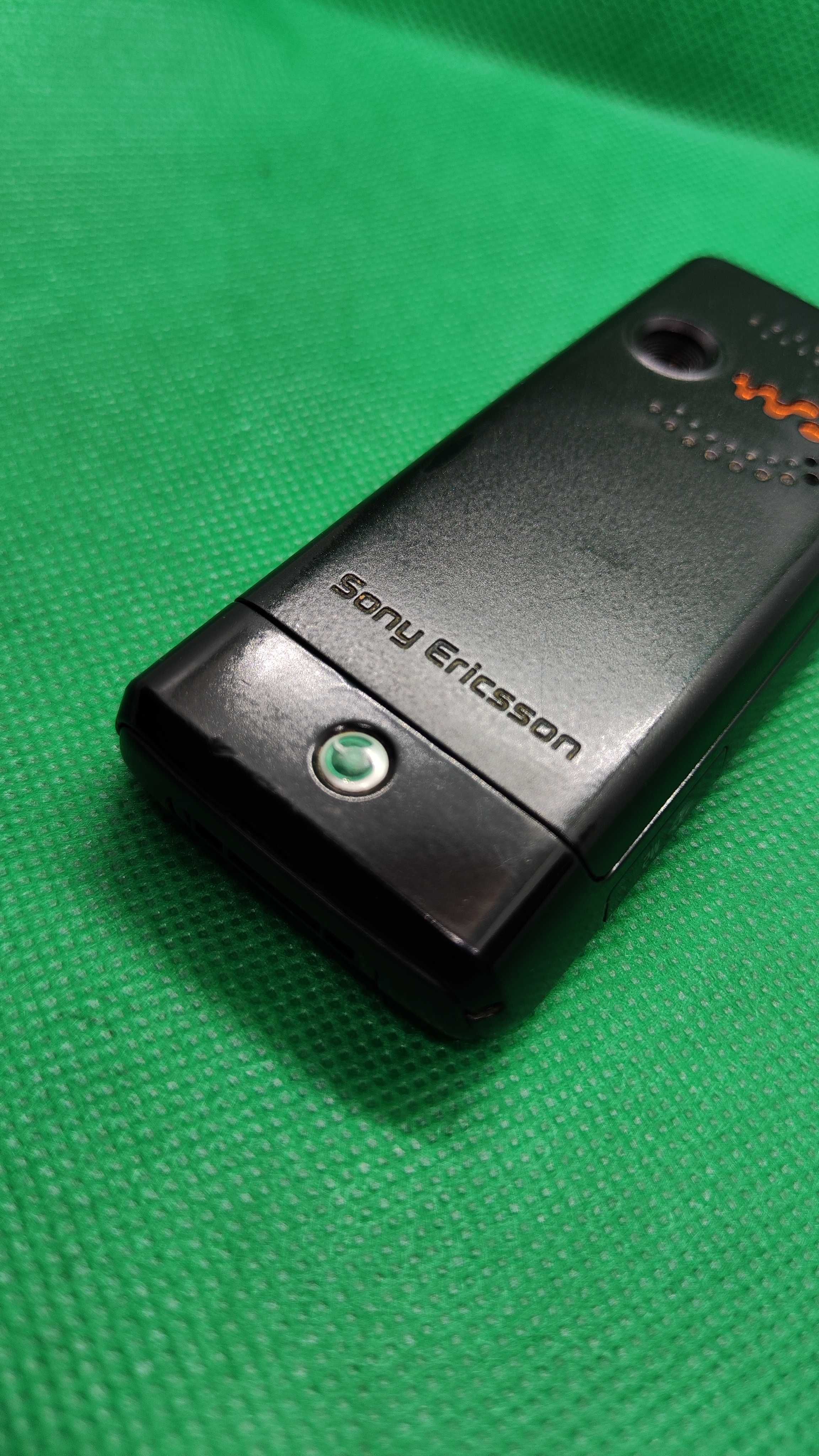 Dobry Telefon komórkowy Sony Ericsson w200i Walkman Handy z ładowarką