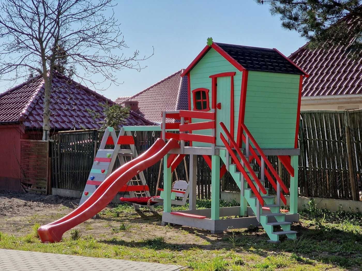 Krzywy, bajkowy domek dla dzieci - plac zabaw