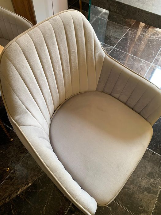 Cadeira Estofada em Veludo Bege – Confortável e Elegante