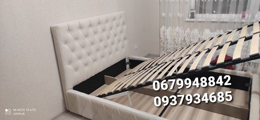 Ліжко двоспальне, лішко полуторне.