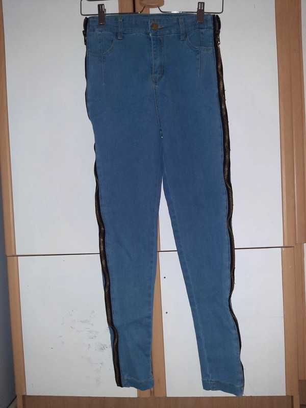Niebieskie jeansy z suwakiem po boku w rozmiarze M.