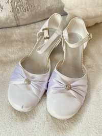 Buty na komunię KMK 33 dla dziewczynki białe zapinane na obcasie