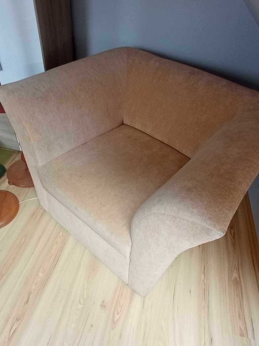 Fotel kremowy do salonu