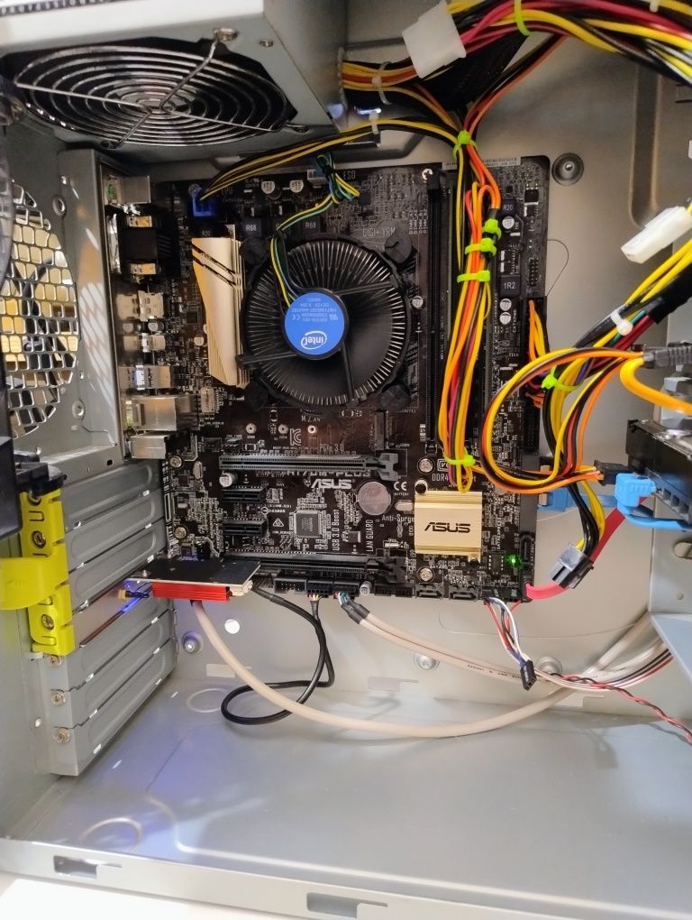 Komputer  i3-6100 / 8GB / SSD + HDD