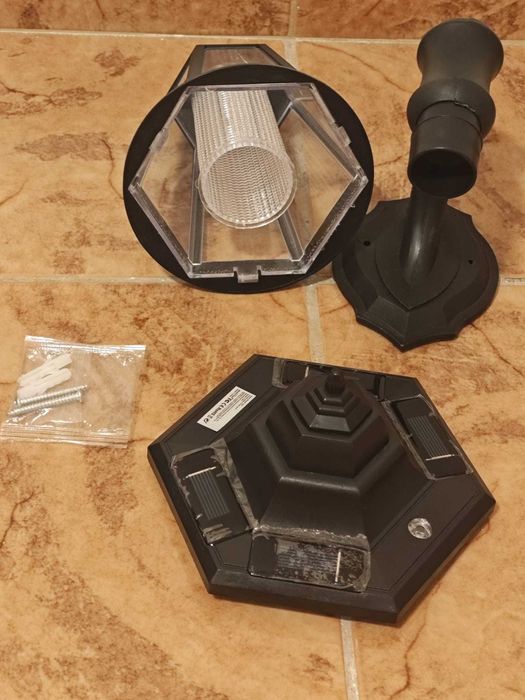 candeeiro de parede com painel solar