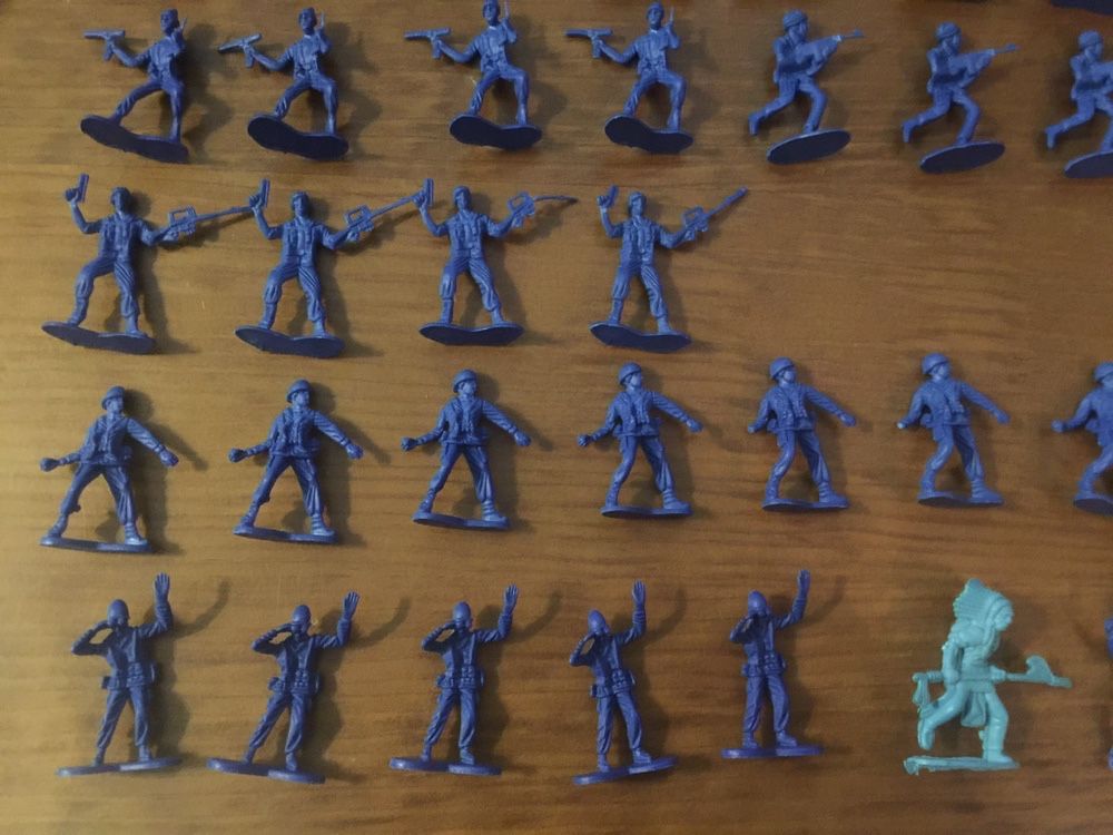 Lote de 50 mini bonecos militares monocromáticos