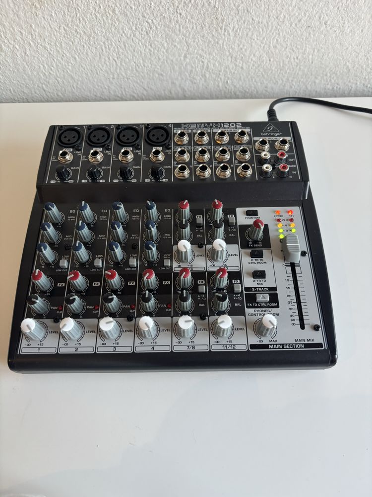 Mesa mistura Behringer XENYX 1202