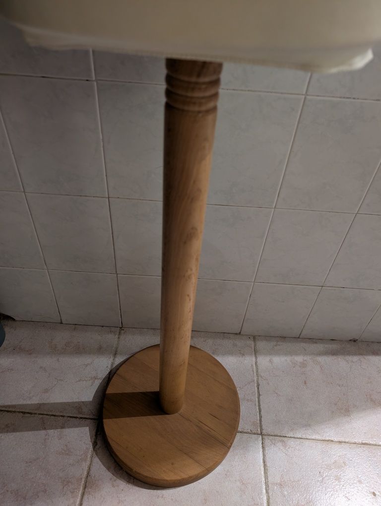 Manequim de tecido e madeira