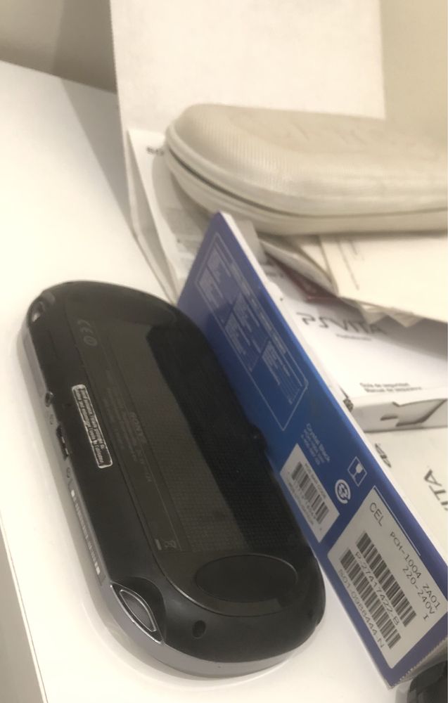 Ps vita com capa e  carregador !!