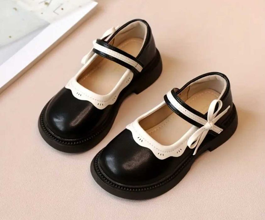 Нові туфельки для дівчинки