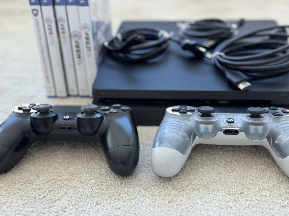 PS4 Slim (500GB) + 2 comandos + 5 jogos
