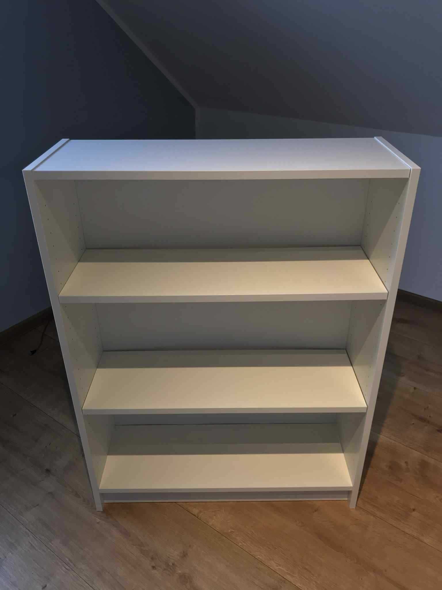 Biała komoda z trzema półkami – 106×80×28 cm, pojemna i uniwersalna