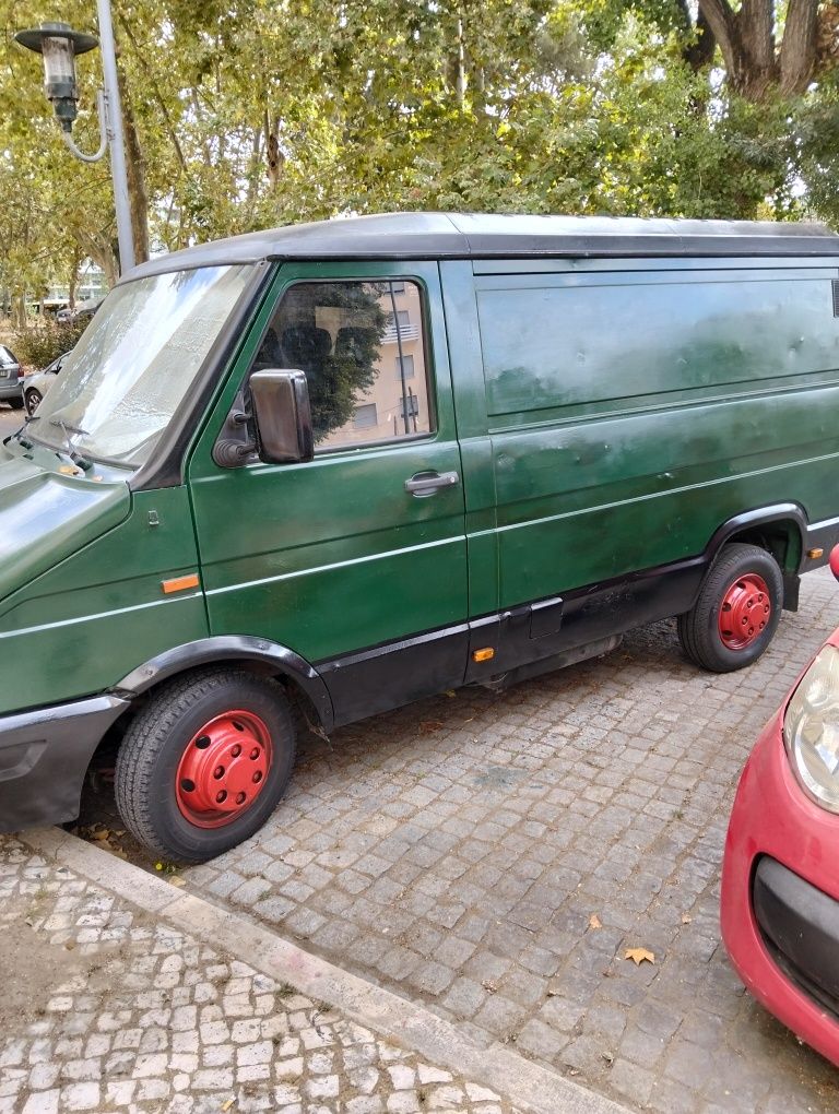 Carrinha iveco a trabalhar