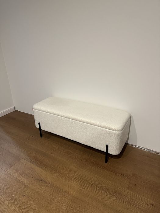 Kremowa Pufa ławka ze schowkiem boucle