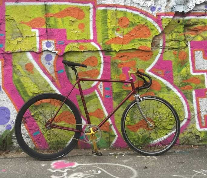 Rower single speed ze złotymi podzespołami