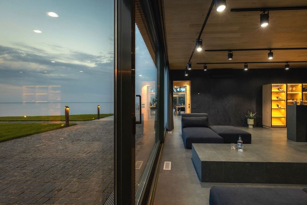 Дом-бункер Джеймса Бонда от KAGER на Киевском море за btc. Свой пляж!