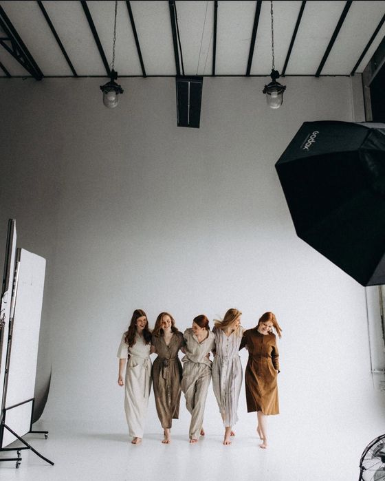 Коричневе плаття з ґудзиками