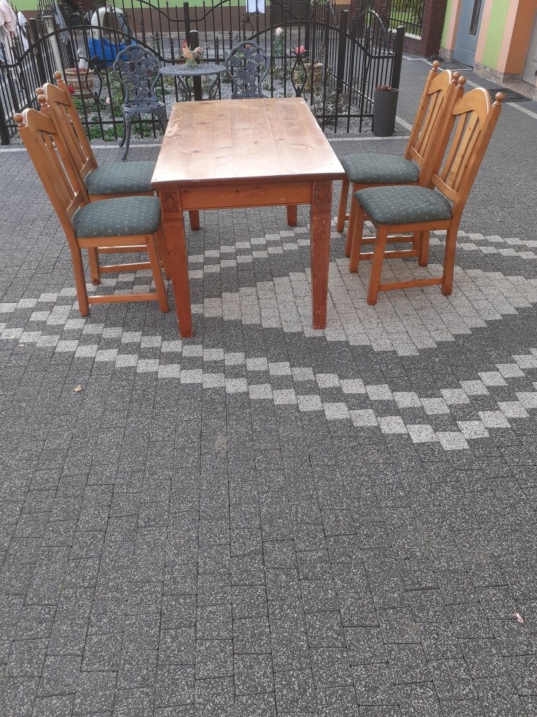 4 krzeseła i stół drewniany