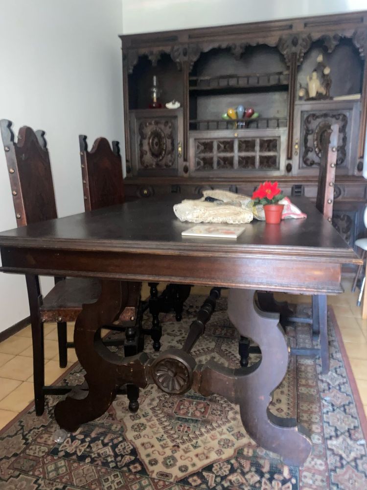 Mesa de jantar e cadeiras