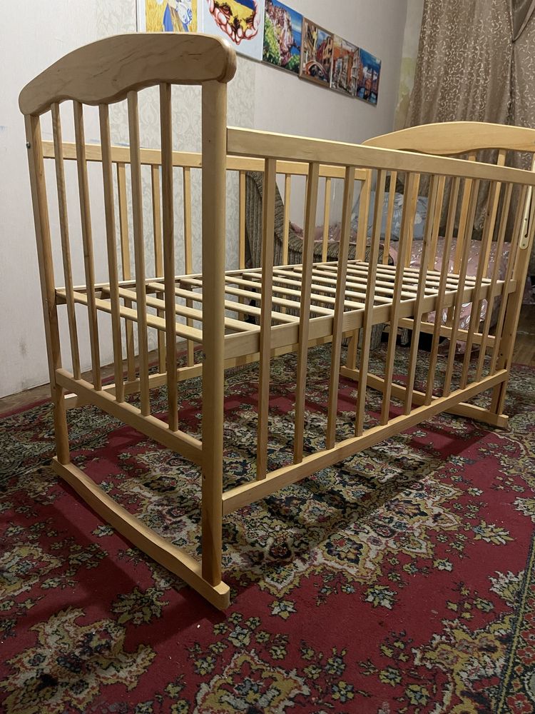Дитяча деревʼяна кроватка